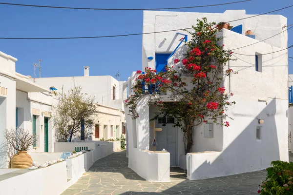 Folegandros Adası, Cyclades Adaları 'ndaki güzel Chora kasabasında beyazlatılmış kiklad caddesi, Yunanistan