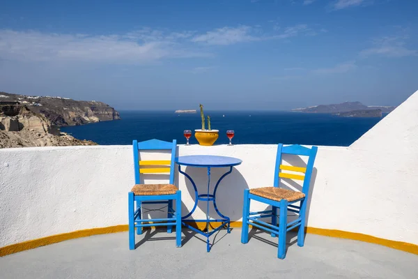 Santorini Griekenland September 2020 Tafel Stoelen Een Restaurant Met Uitzicht — Stockfoto