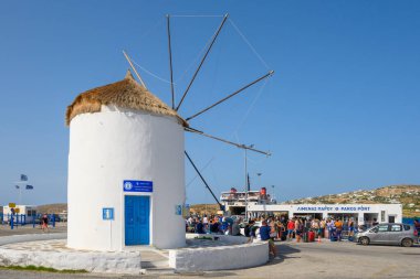 Paros, Yunanistan - 27 Eylül 2020: Yunanistan 'ın Paros adasındaki Parikia limanına bakan beyaz yel değirmeni