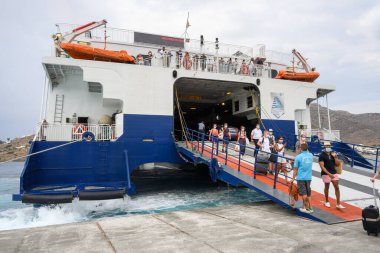 Ios, Yunanistan - 19 Eylül 2020 - Turistler Ios Adası 'nda feribot gemisinden indiler. Cyclades, Yunanistan