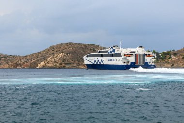 Ios, Yunanistan - 19 Eylül 2020 - Uluslararası Şampiyon Jet Sejetler, Yunanistan 'ın Ios Adası limanından ayrılan en hızlı yüksek hızlı feribotlardan biri.