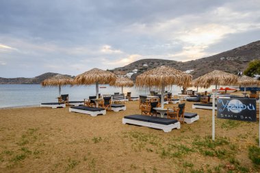 Ios, Yunanistan - 19 Eylül 2020: Ios Adası 'ndaki kumlu Chora plajında şemsiyeli plaj salonları. Cyclades, Yunanistan