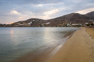 Ios Adası 'ndaki tepelerin ve Chora' nın kumlu plajlarının manzarası. Cyclades, Yunanistan