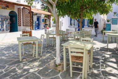Folegandros, Yunanistan - 23 Eylül 2020: Folegandros Adası 'ndaki restoranları ve dükkanları olan küçük bir meydan, Cyclades, Yunanistan