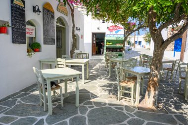 Folegandros, Yunanistan - 23 Eylül 2020: Folegandros Adası 'ndaki restoranları ve dükkanları olan küçük bir meydan, Cyclades, Yunanistan