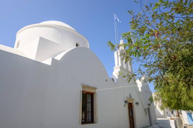 Folegandros, Yunanistan - 23 Eylül 2020: Folegandros adasının başkenti büyüleyici Chora 'da geleneksel Yunan beyazlatılmış kilisesi.