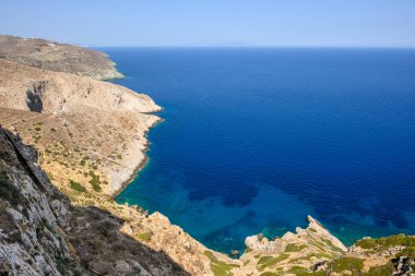 Chora kasabasındaki Folegandros Adası kıyısında deniz manzarası. Cyclades, Yunanistan