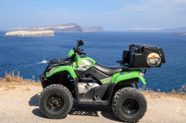 Santorini, Yunanistan - 16 Eylül 2020: Santorini adasındaki Akrotiri köyünde sahil kenarına park edilmiş dört tekerlekli bisiklet