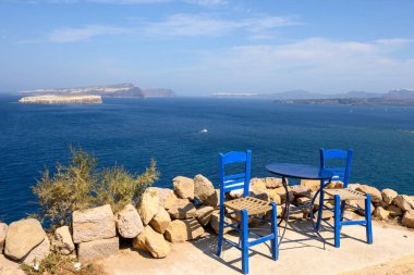 Santorini adasında denize bakan masa ve sandalyeler. Cyclades, Yunanistan