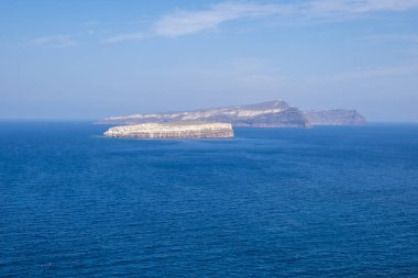 Yunanistan 'ın Santorini kentindeki Akrotiri yarımadasındaki kaldera ve uçurumların manzarası