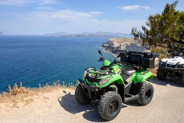 Santorini Grecja Września 2020 Czterokołowiec Zaparkowany Nad Brzegiem Morza Wiosce — Zdjęcie stockowe