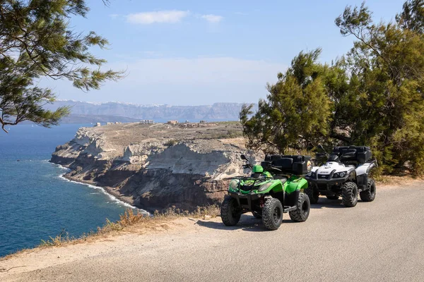 Santorini Grecja Września 2020 Czterokołowce Zaparkowane Nad Morzem Wiosce Akrotiri — Zdjęcie stockowe