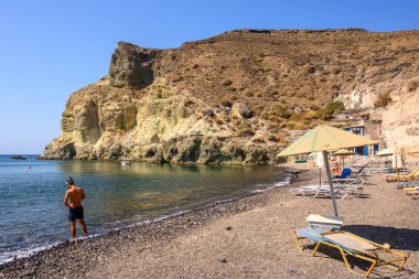 Santorini, Yunanistan - 16 Eylül 2020: Kambia Sahili, Santorini 'nin güney batı kıyısında, Akrotiri köyünde, ünlü Kızıl Sahil ile Beyaz Sahil arasında yer almaktadır. Cyclades, Yunanistan