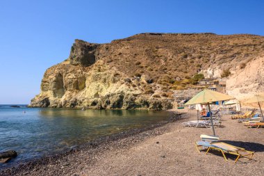 Santorini, Yunanistan - 16 Eylül 2020: Kambia Sahili, Santorini 'nin güney batı kıyısında, Akrotiri köyünde, ünlü Kızıl Sahil ile Beyaz Sahil arasında yer almaktadır. Cyclades, Yunanistan