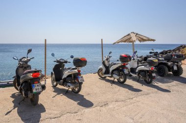 Santorini, Yunanistan - 16 Eylül 2020: Akrotiri 'nin ünlü Kızıl Sahili yakınlarında park edilmiş motosikletler. Santorini Adası, Yunanistan