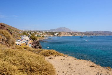 Santorini Adası 'nın güney kesimindeki Kızıl Kumsal' ın yanındaki körfez. Cyclades, Yunanistan