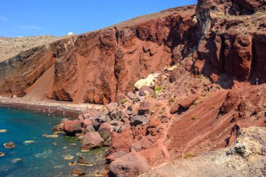 Santorini, Yunanistan - 16 Eylül 2020: Santorini Adası 'ndaki Kızıl Kumsal - dünyanın en manzaralı plajlarından biri. Cyclades, Yunanistan