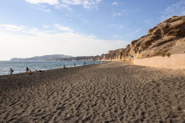 Santorini, Yunanistan - 16 Eylül 2020: Volkanik kayalıklarla çevrili Ay Sahili olarak da bilinen Vlychada Sahili. Santorini Adası 'nın güneyinde. Cyclades, Yunanistan