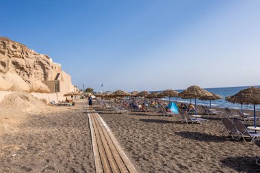 Santorini, Yunanistan - 16 Eylül 2020: Volkanik kayalıklarla çevrili Ay Sahili olarak da bilinen Vlychada Sahili. Santorini Adası 'nın güneyinde. Cyclades, Yunanistan