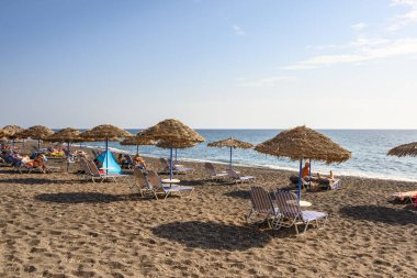 Santorini, Yunanistan - 16 Eylül 2020: Vlychada Sahili koyu gri kumla kaplıydı. Santorini, Cyclades, Yunanistan 'ın güney yakası