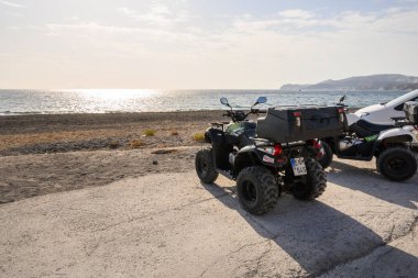 Santorini, Yunanistan - 16 Eylül 2020: Vlychada Plajı 'na park etmiş dört tekerlekli bisiklet. Santorini Adası, Yunanistan