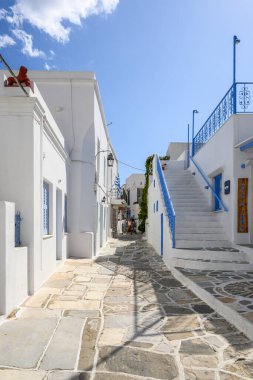 Paros, Yunanistan - 27 Eylül 2020: Paros Adası 'ndaki Lefkes köyünde tipik bir Yunan mimarisi ile beyazlatılmış cadde manzarası