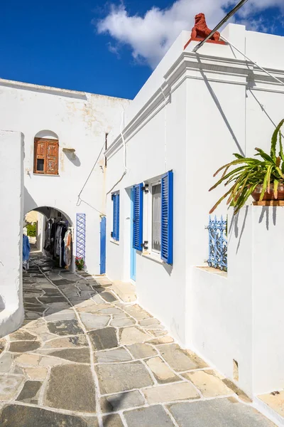 Över Vitkalkade Gatan Med Typisk Grekisk Arkitektur Lefkes Paros Island — Stockfoto