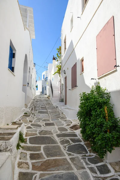 Över Vitkalkade Gatan Med Typisk Grekisk Arkitektur Lefkes Paros Island — Stockfoto