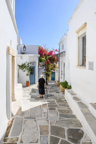 Paros Grèce Septembre 2020 Une Femme Grecque Âgée Descend Une — Photo