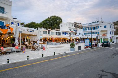 Ios, Yunanistan - 19 Eylül 2020: Ios Adası 'nda restoran ve dükkanları olan cadde. Cyclades, Yunanistan