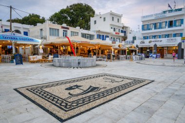 Ios, Yunanistan - 19 Eylül 2020: Ios Adası limanında restoranları ve tavernaları olan ana meydan. Cyclades, Yunanistan