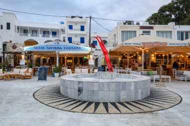 Ios, Yunanistan - 19 Eylül 2020: Ios Adası limanında restoranları ve tavernaları olan ana meydan. Cyclades, Yunanistan