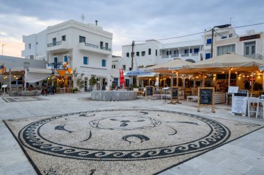 Ios, Yunanistan - 19 Eylül 2020: Ios Adası limanında restoranları ve tavernaları olan ana meydan. Cyclades, Yunanistan