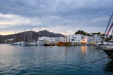 Ios, Yunanistan - 19 Eylül 2020: Akşamları körfez ve liman manzarası. Cyclades Adaları, Yunanistan