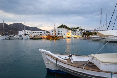 Ios, Yunanistan - 19 Eylül 2020: Akşamları körfez ve liman manzarası. Cyclades Adaları, Yunanistan