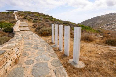 Ios, Yunanistan - 20 Eylül 2020: Kuzey Ios 'taki Homer' ın Mezarı yakınlarında farklı dillerde yazılı tahtalar. Cyclades Adaları, Yunanistan