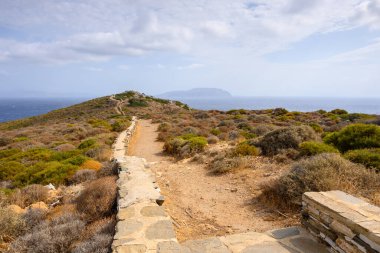 Homer 'ın Mezarı' na giden yol, Ios Adası 'ndaki bir arkeolojik alan. Cyclades, Yunanistan