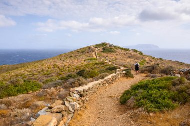 Ios, Yunanistan - 20 Eylül 2020: Ios Adası 'ndaki bir arkeolojik alan olan Homer' ın Mezarı 'na giden yol. Cyclades, Yunanistan