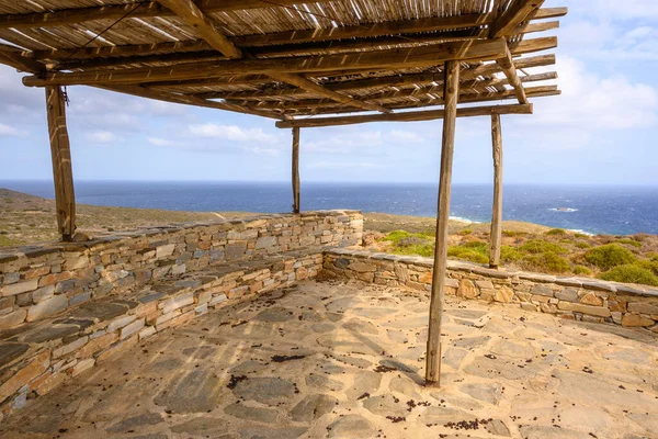 一个能俯瞰爱荷斯岛北岸的防晒凉亭 荷马墓 考古遗址 希腊Cyclades — 图库照片