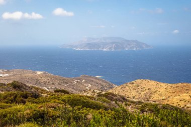 Ios Adası 'nın batı kıyısının manzarası. Arkadaki Sikinos Adası. Cyclades, Yunanistan