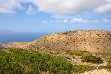 Güneşli bir yaz gününde Ios Adası 'nın batı kıyısı manzarası. Cyclades, Yunanistan