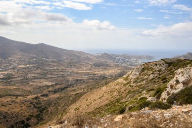 Ios Adası 'nın batı sahili manzarası. Arka planda Chora kasabası ve limanı. Cyclades, Yunanistan