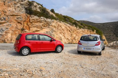 Ios, Yunanistan - 20 Eylül 2020: Opel Corsa ve Seat Mii Ios Adası 'nın dağlık kesimindeki yolda. Cyclades, Yunanistan