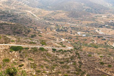Ios Adası 'nın dağlık kesiminde dolambaçlı bir yol. Cyclades, Yunanistan