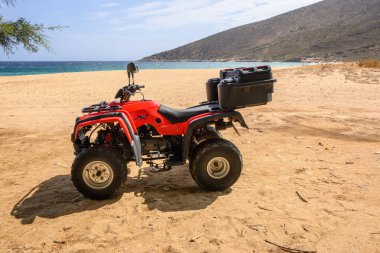 Ios, Yunanistan - 20 Eylül 2020: Quad, Ios 'taki Agia Theodoti plajına park etti. Dörtlü, Yunanistan 'da çok popüler bir ulaşım aracı