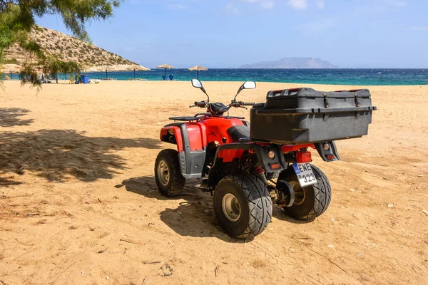 Ios, Yunanistan - 20 Eylül 2020: Quad, Ios 'taki Agia Theodoti plajına park etti. Dörtlü, Yunanistan 'da çok popüler bir ulaşım aracı.