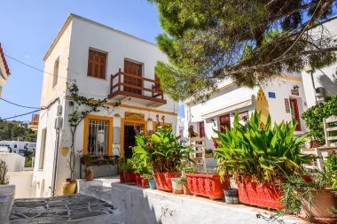 Paros, Yunanistan - 27 Eylül 2020: Yunanistan 'ın Kiklad adasındaki Lefkes köyünde geleneksel Yunan mimarisine sahip küçük bir meydan