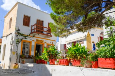 Paros, Yunanistan - 27 Eylül 2020: Yunanistan 'ın Kiklad Adasındaki Lefkes köyünde geleneksel Yunan mimarisi