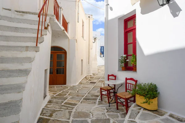 Uma Vista Rua Whitewashed Com Arquitetura Grega Típica Vila Lefkes — Fotografia de Stock