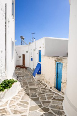 Paros, Yunanistan - 27 Eylül 2020: Yunanistan 'ın Kiklad adasındaki Lefkes köyünde tipik Yunan mimarisi ile beyazboyanmış sokak manzarası